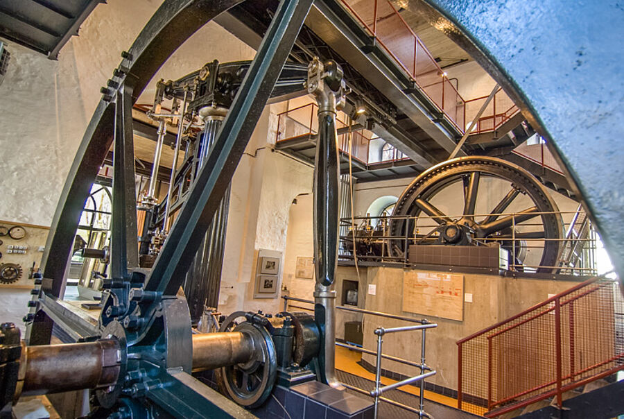 Zwei Historische Dampfmaschinen im Betrieb