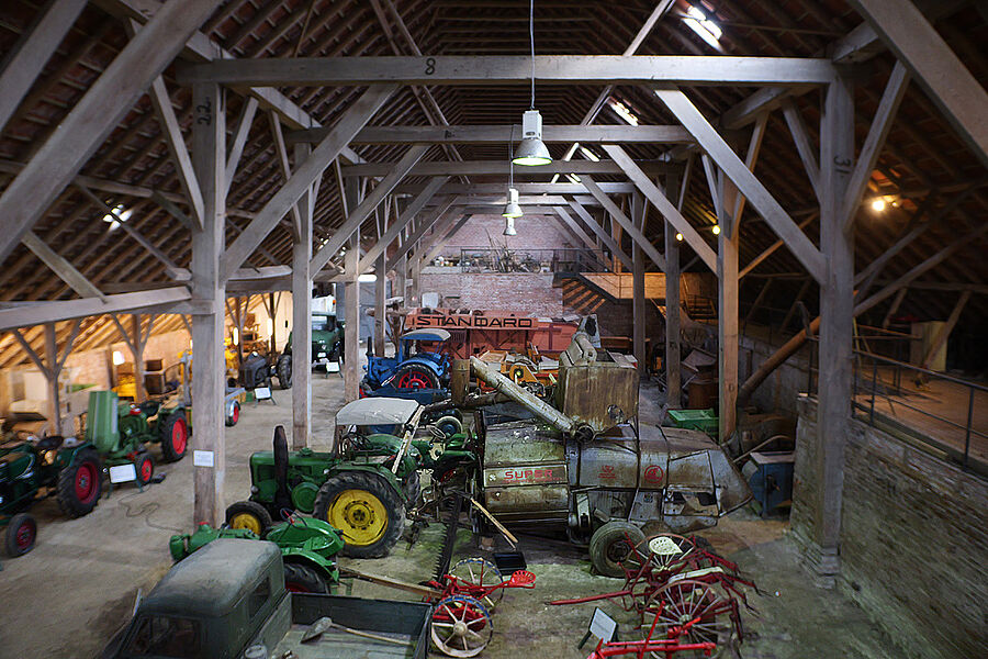 Blick in die Ausstellungshalle des Ostfriesischen Landwirtschaftsmuseums Campen