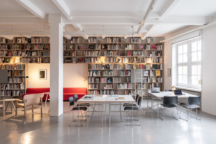 Blick in die Bibliothek der Weserburg