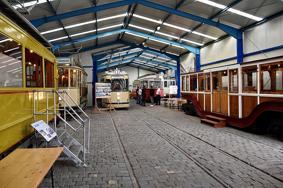 Ausstellungshalle mit historischen Straßenbahnen - Hannoversches Straßenbahnmuseum