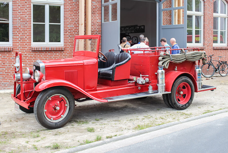 Das Schaumlöschfahrzeug 7 der Werkfeuerwehr Nord-West-Oeeleitung transportierte 7 000 l. Schaumbildner zum Einsatzort