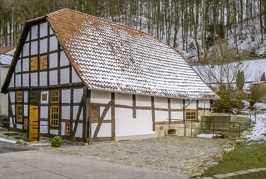 Hammergebäude mit Turbinenschacht - Außenansicht