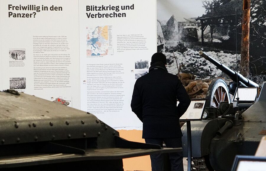 Besucher*innen im Panzermuseum vor der neuen Dauerausstellung, Februar 2023