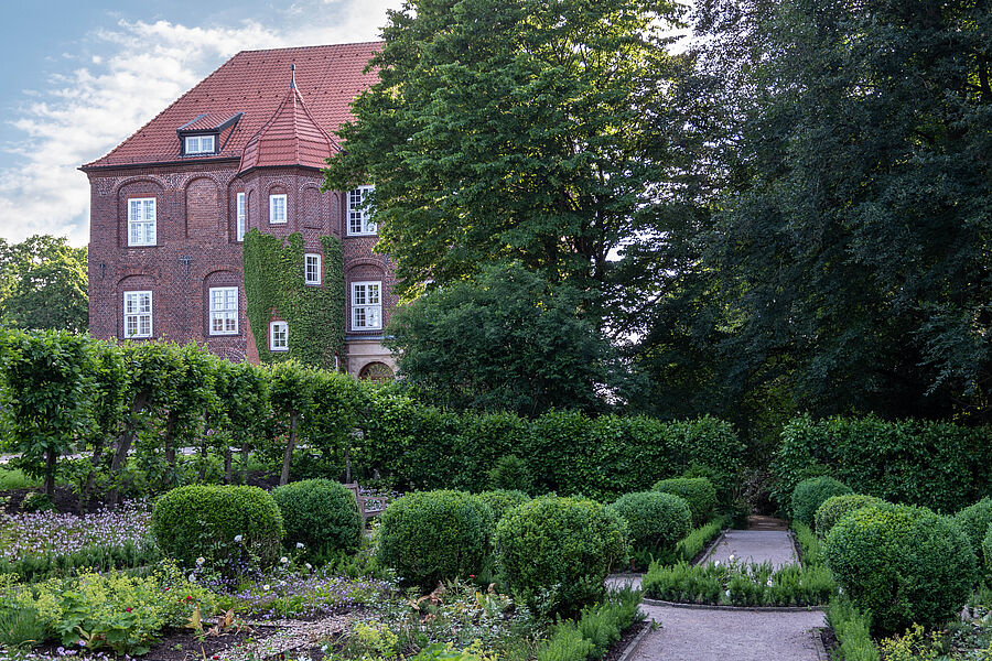 Schlossansicht & Blumengarten Schloß Agathenburg