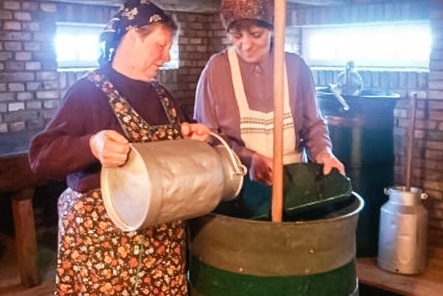 Melkerinnen im Museumsbauernhaus Neemann