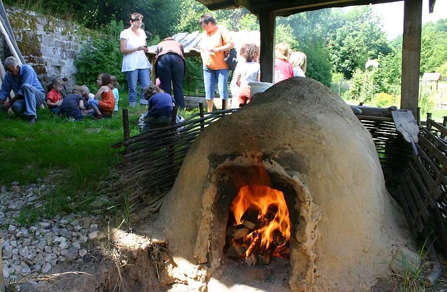 Backaktion im Steinzeitofen - Europäisches Brotmuseum