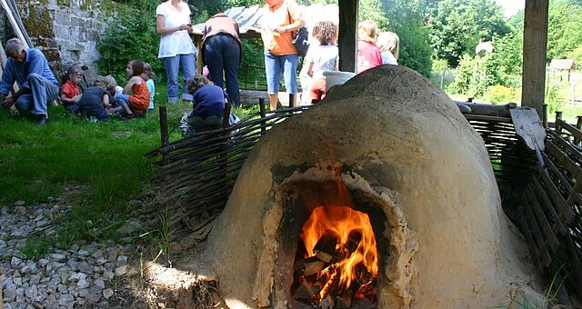 Backaktion im Steinzeitofen - Europäisches Brotmuseum