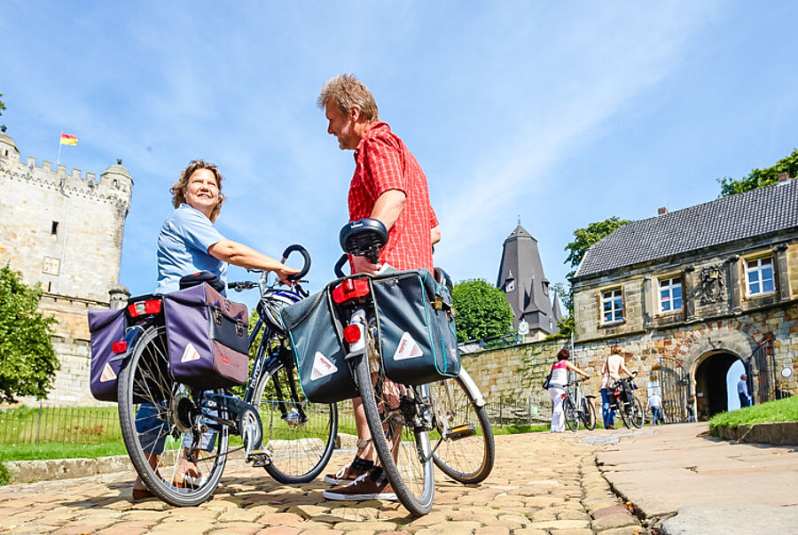 Zwei Fahrradfahrer vor der Burg Bentheim