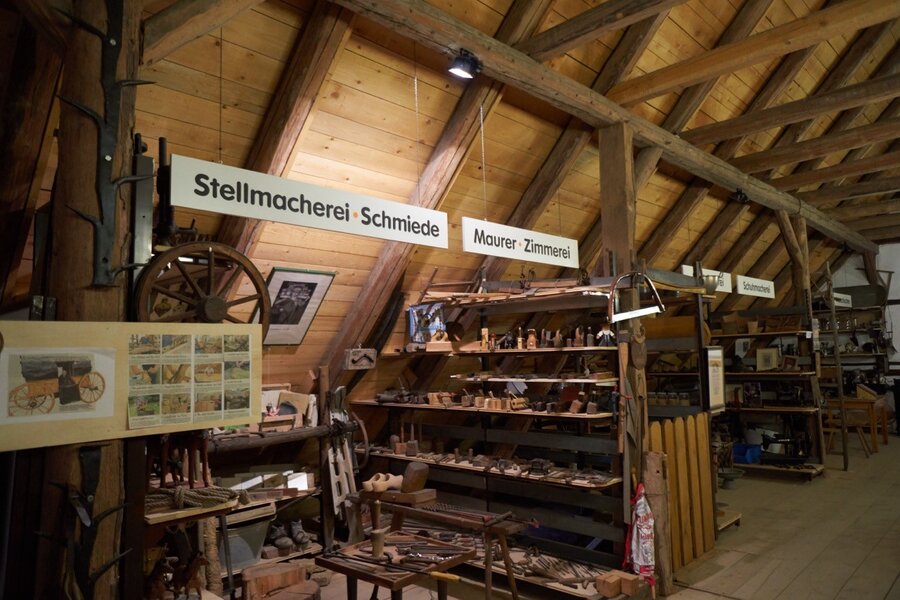 Blick in die Ausstellung zum Thema Handwerk