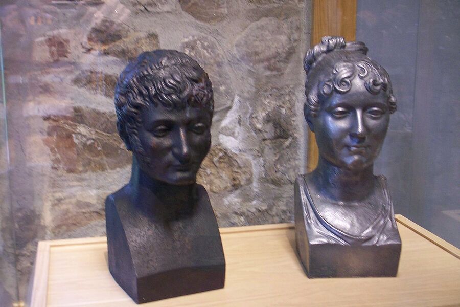 Büsten von König Jerome und seiner Gemahlin Katharina im Südharzer Eisenhüttenmuseum