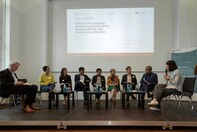 Roundtable, v.l.n.r. Pauljac Verhoeven, María Leonor Pérez Ramírez, Sarah Fründt, Bonnie Triyana, Aditia Gunawan, Marieke Bloembergen, Klaas Stutje, Roniyus Marjunus und Roberta Zollo
