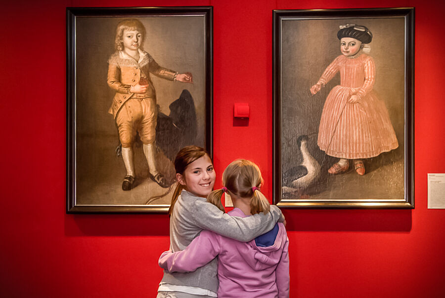 Museumsbesucherinnen interessieren sich für die Kinderporträts in der Gemäldegalerie