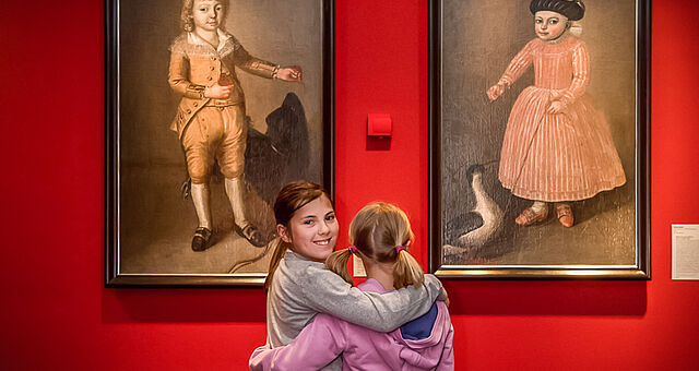 Museumsbesucherinnen interessieren sich für die Kinderporträts in der Gemäldegalerie