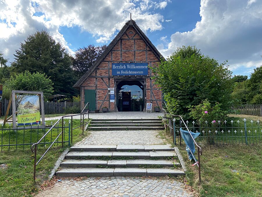 Das historische Eingangsgebäude am Kiekeberg