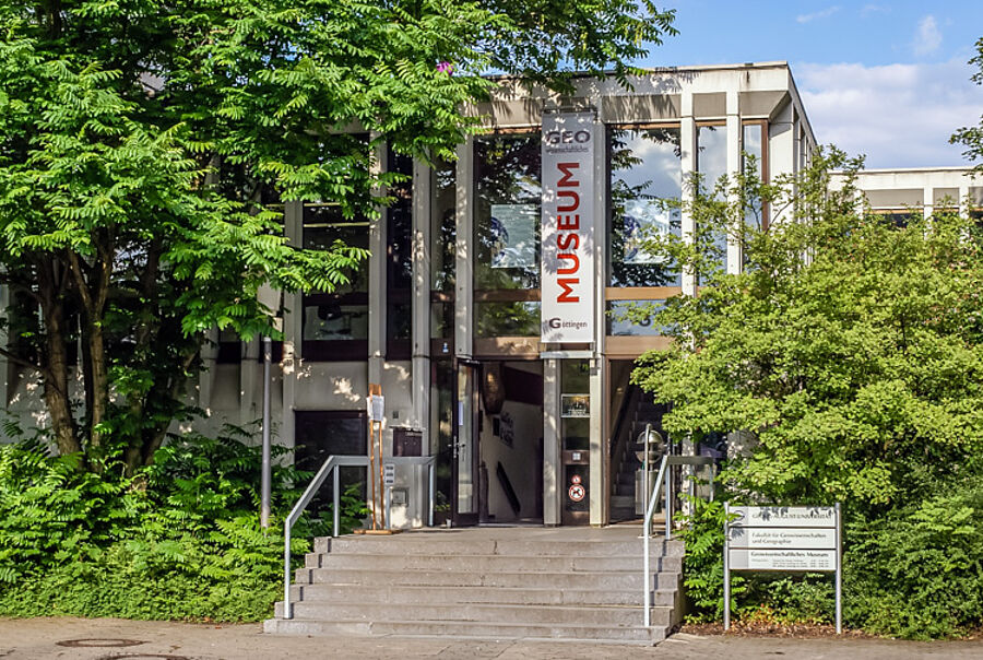 Blick auf den Haupteingang des Geowissenschaftlichen Museums Göttingen