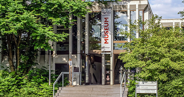 Blick auf den Haupteingang des Geowissenschaftlichen Museums Göttingen