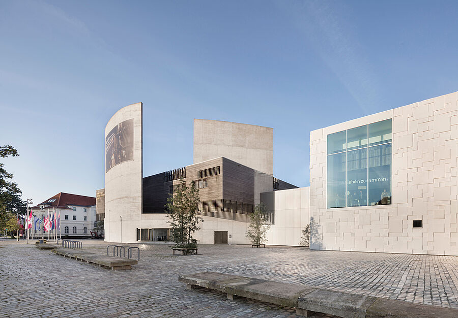 Rechts im Bild der 2021 eröffnete Erweiterungsbau des Deutschen Auswandererhauses mit dem „Fenster zur Stadt“ 