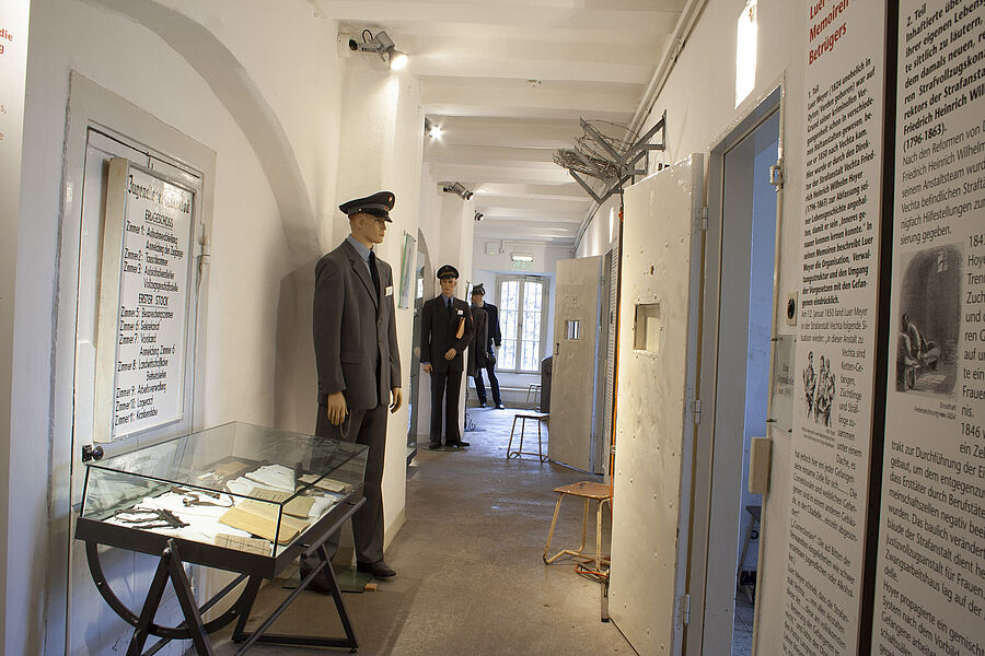 Blick in den Ausstellungsbereich "Gefängniswelt" im Museum im Zeughaus