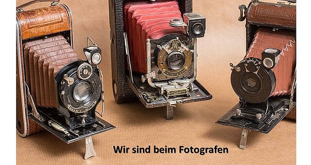 Drei historische Kameras "Wir sind beim Fotografen"