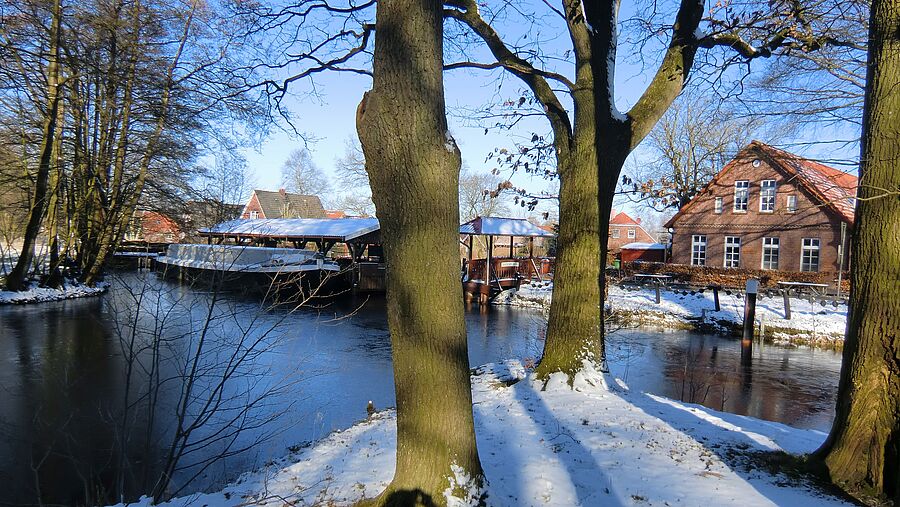 Außenansicht des Wald- und Moormuseum Berumerfehn im Winter