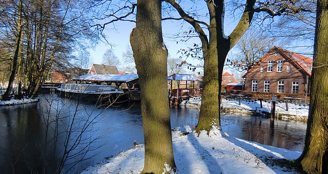 Außenansicht des Wald- und Moormuseum Berumerfehn im Winter