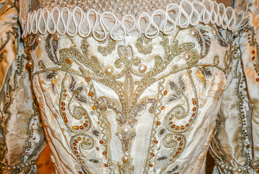 Kostümkleid, Gold-Perlenstickerei 1890
