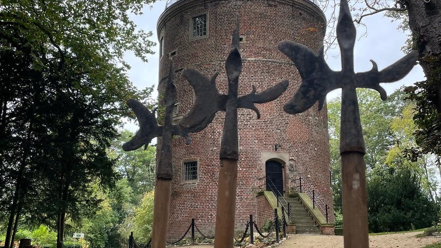 Der Turm der Burg Stickhausen wurde 1498 errichtet.