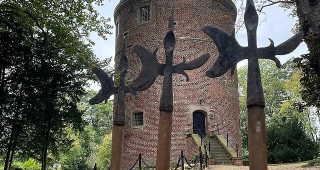 Der Turm der Burg Stickhausen wurde 1498 errichtet.