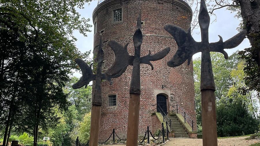 Der Turm der Burg Stickhausen wurde 1498 errichtet.