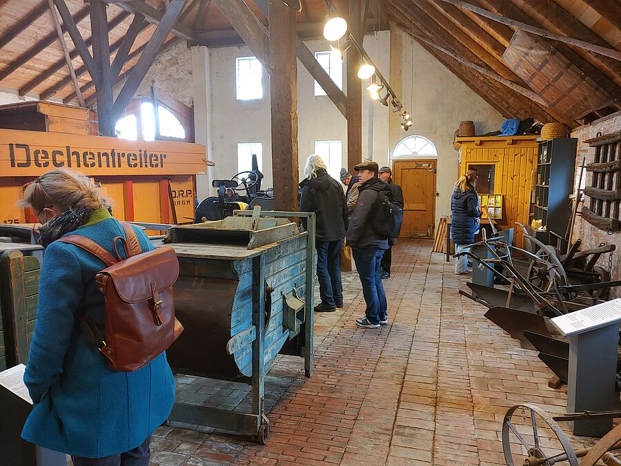 Besucher in der Ausstellung