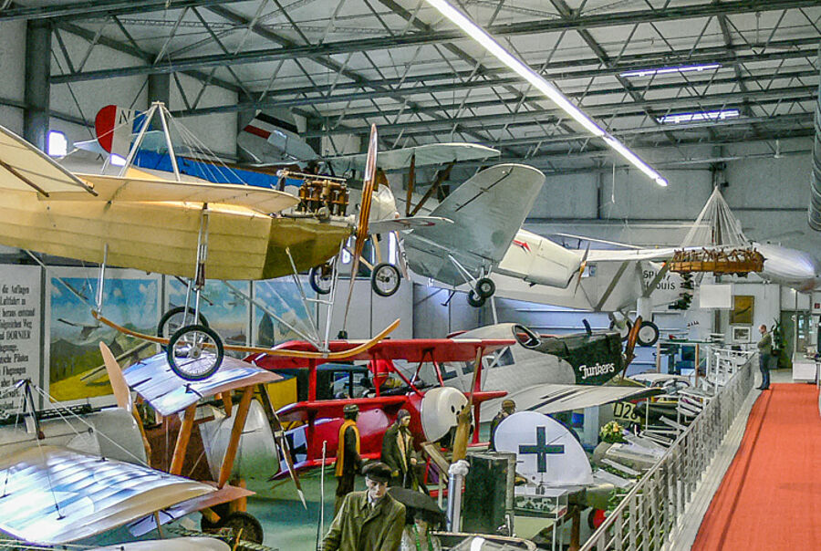 Blick in die Ausstellungshalle: Die Anfänge des Flugzeugbaus, vom Drahtverhau zum Ganzmetall-Flugzeug