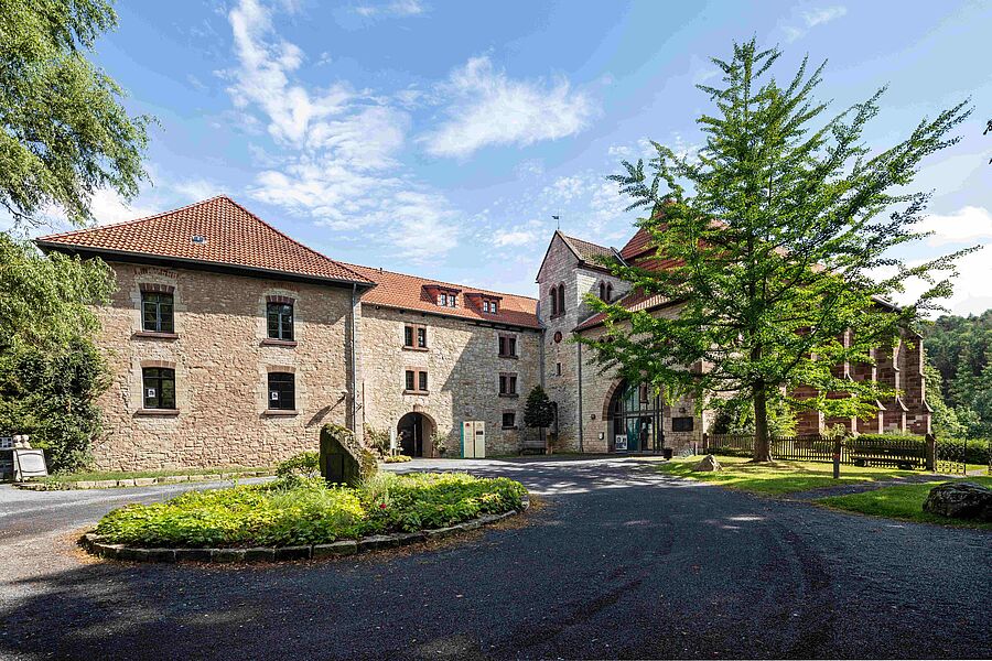 Außenansicht Kloster Brunshausen - Portal zur Geschichte