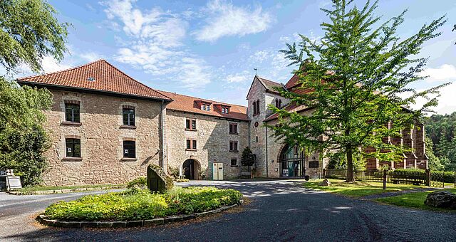 Außenansicht Kloster Brunshausen - Portal zur Geschichte