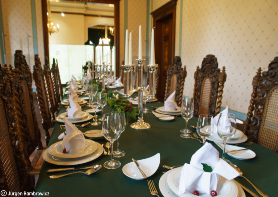 Gedeckte Tafel im Speisesaal Schloss Evenburg