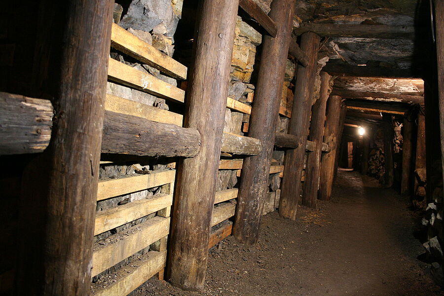 Holzausbau in einer Grundstrecke des Hüttenstollens