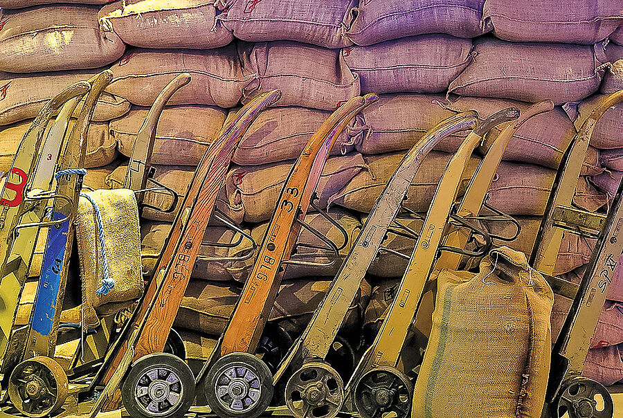 Kaffeesäcke und Sackkarren im Hafenmuseum Bremen