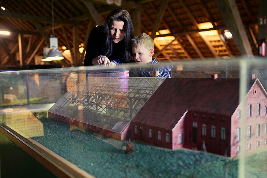 Blick in die Ausstellungshalle des Ostfriesischen Landwirtschaftsmuseums Campen