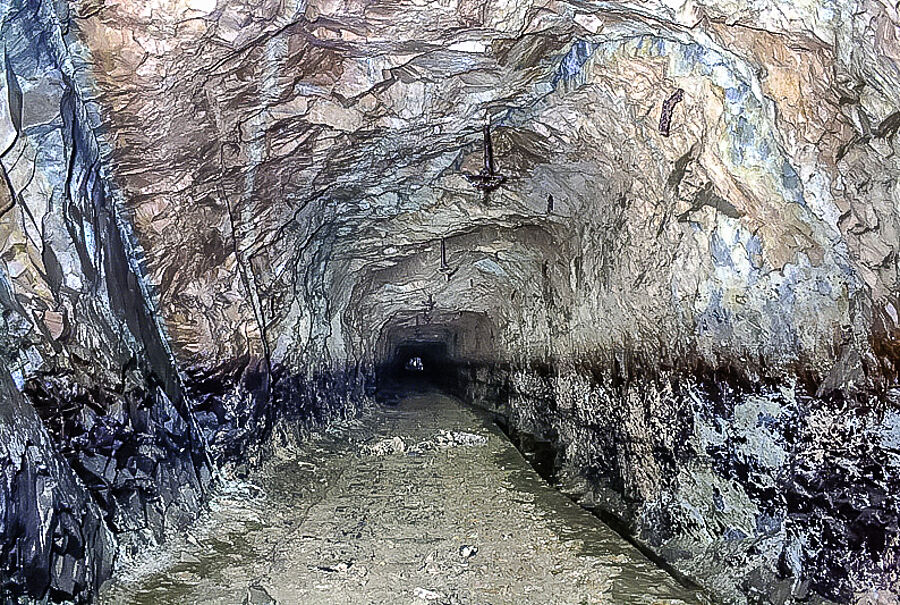 Schichten der Oberkreide 700 m im Stollen - Besucherbergwerk und Grubenbahnmuseum Schroederstollen