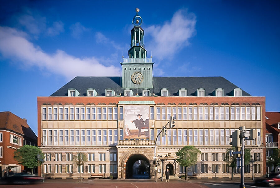 Das Rathaus am Delft beherbergt Sonder- und Dauerausstellungen des Ostfriesischen Landesmuseums Emden - Außenaufnahme
