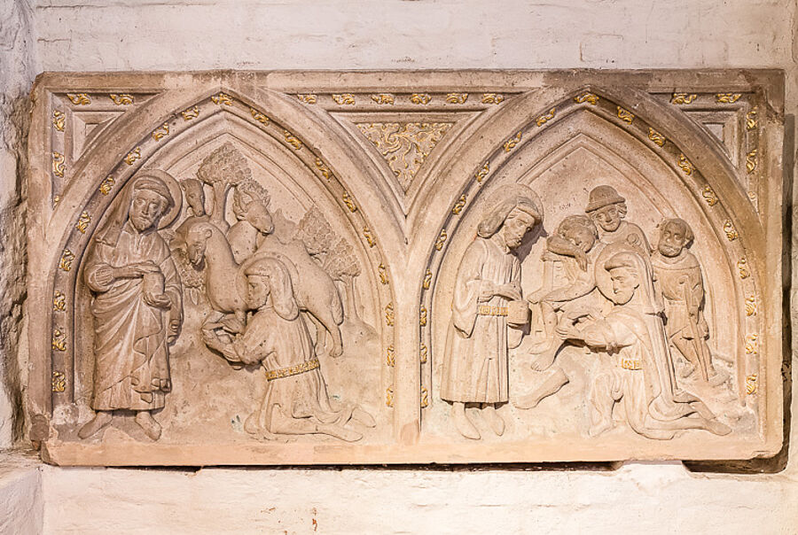 Die Arztheiligen Cosmas und Damian auf einem Sandsteinrelief