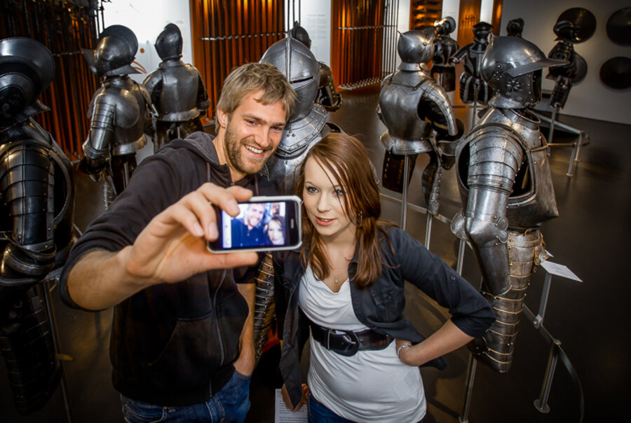 Ein Mann und eine Frau machen ein Selfie in der Emder Rüstkammer