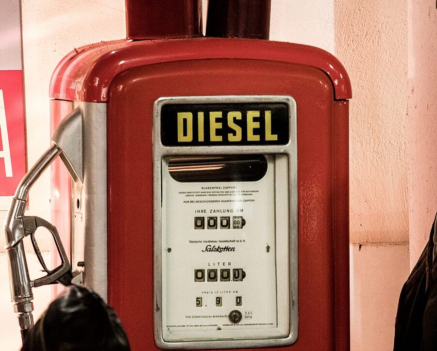 Historische Zapfsäule im Automobil- und Spielzeugmuseum