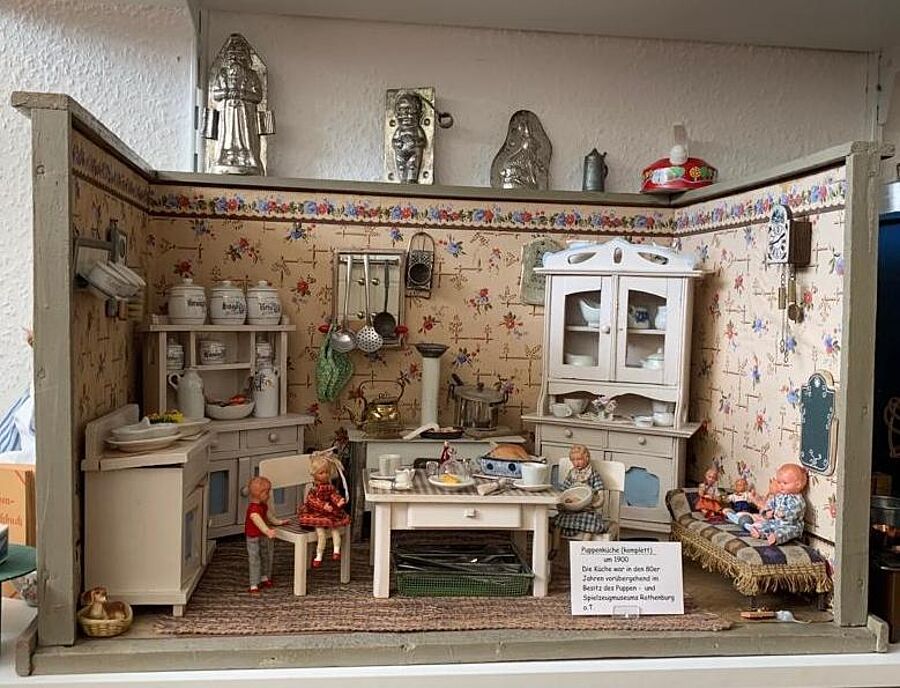 Puppenküche um 1900 in der Ausstellung des Puppe- und Spielzeugmuseums