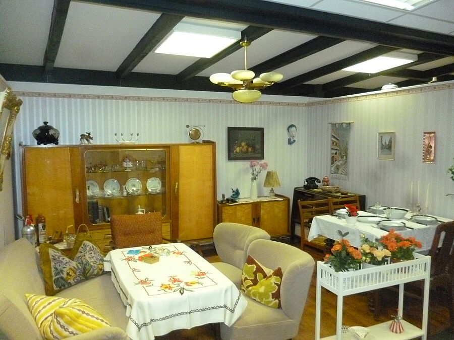 Wohnzimmer mit Mischung aus alten und 'modernen' Möbeln - Heimatstube Vorsfelde, Foto: Heimatstube Vorsfelde