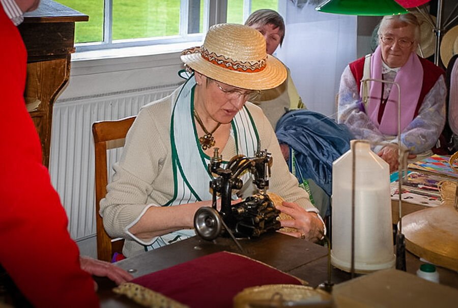 Vorführnähen im Museum der Strohverarbeitung Twistringen