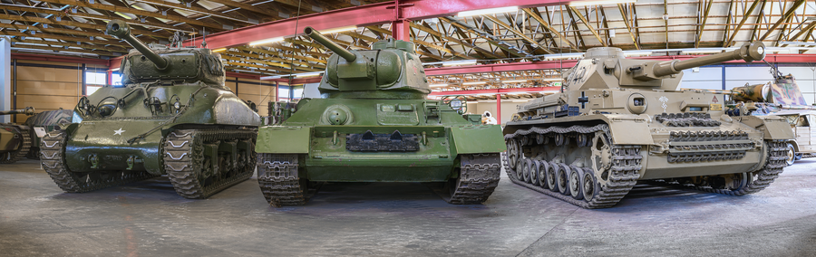 Ensemble aus Sherman, T-34, Panzer IV. Von der Technikgeschichte aus fließen hier Themen aus Industrie-, Wirtschafts-und Politikgeschichte nahtlos ineinander