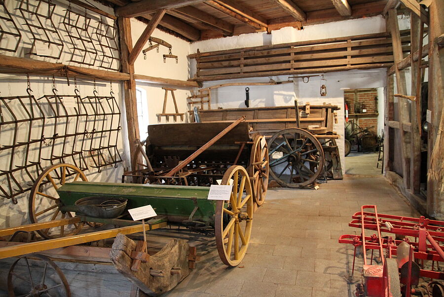 Landwirtschaftliche Geräte in der Heimatstube Wietzen