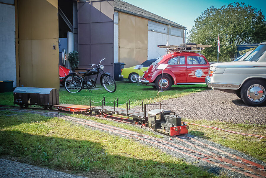 Bereich mit Gartenbahn - Sammlung historischer Fahrzeuge