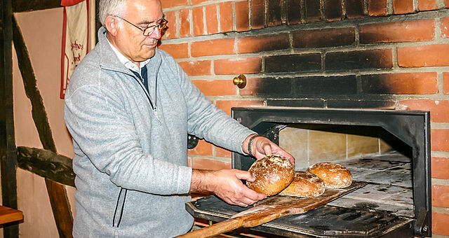 Brotbacken im Backhaus  des Bauernhausmuseums Isernhagen