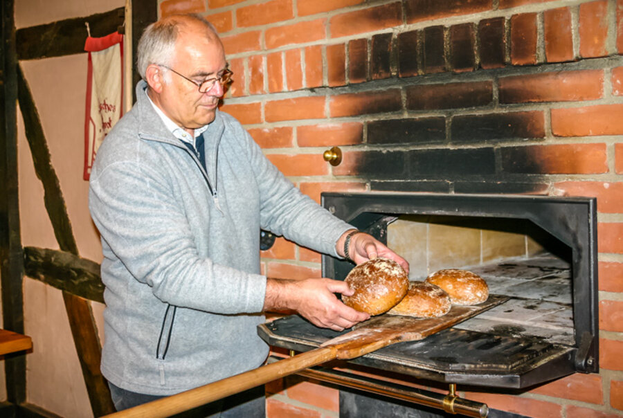 Brotbacken im Backhaus  des Bauernhausmuseums Isernhagen